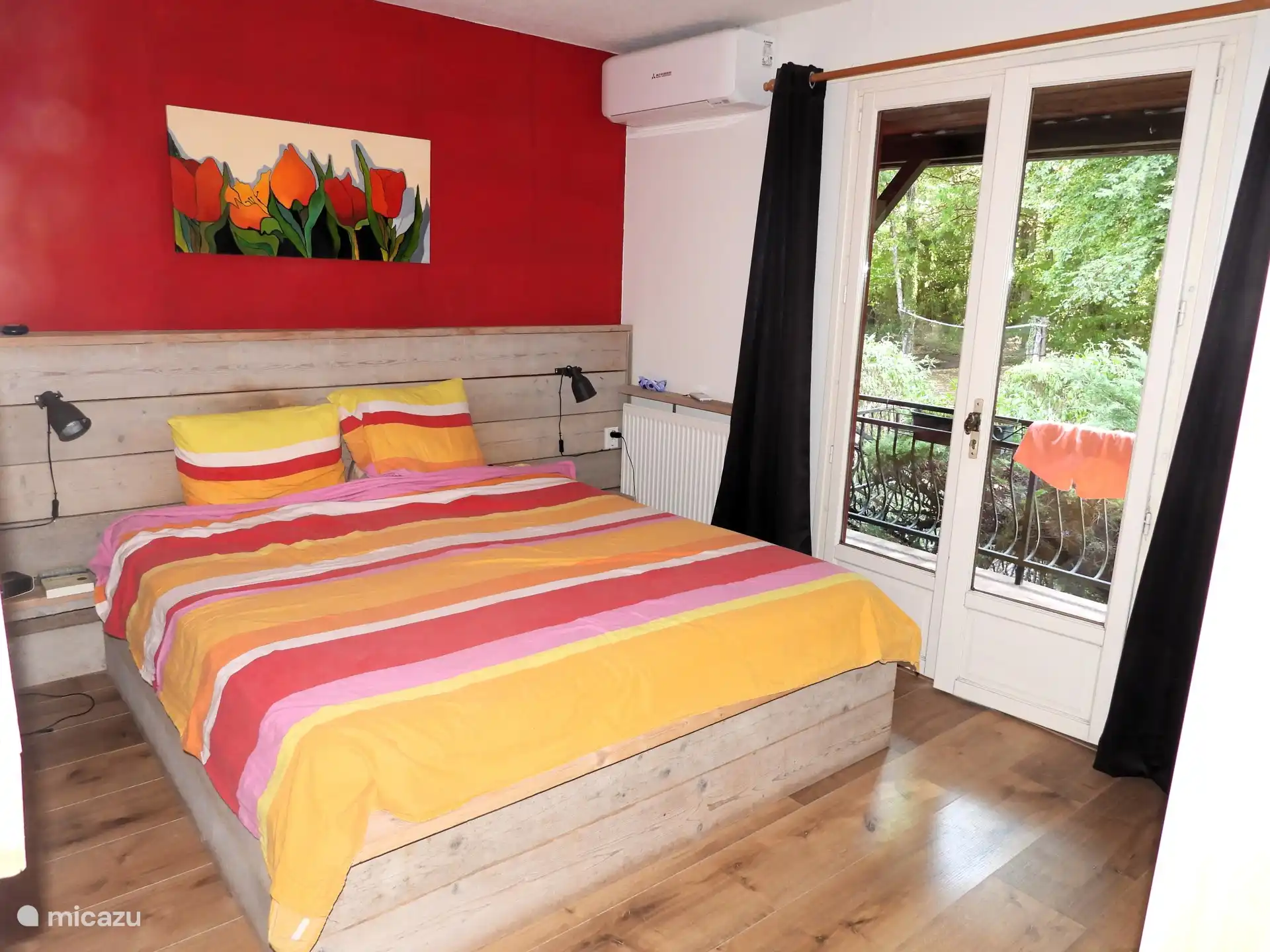 Dormitorio rojo con aire acondicionado, cama matrimonial 180x200