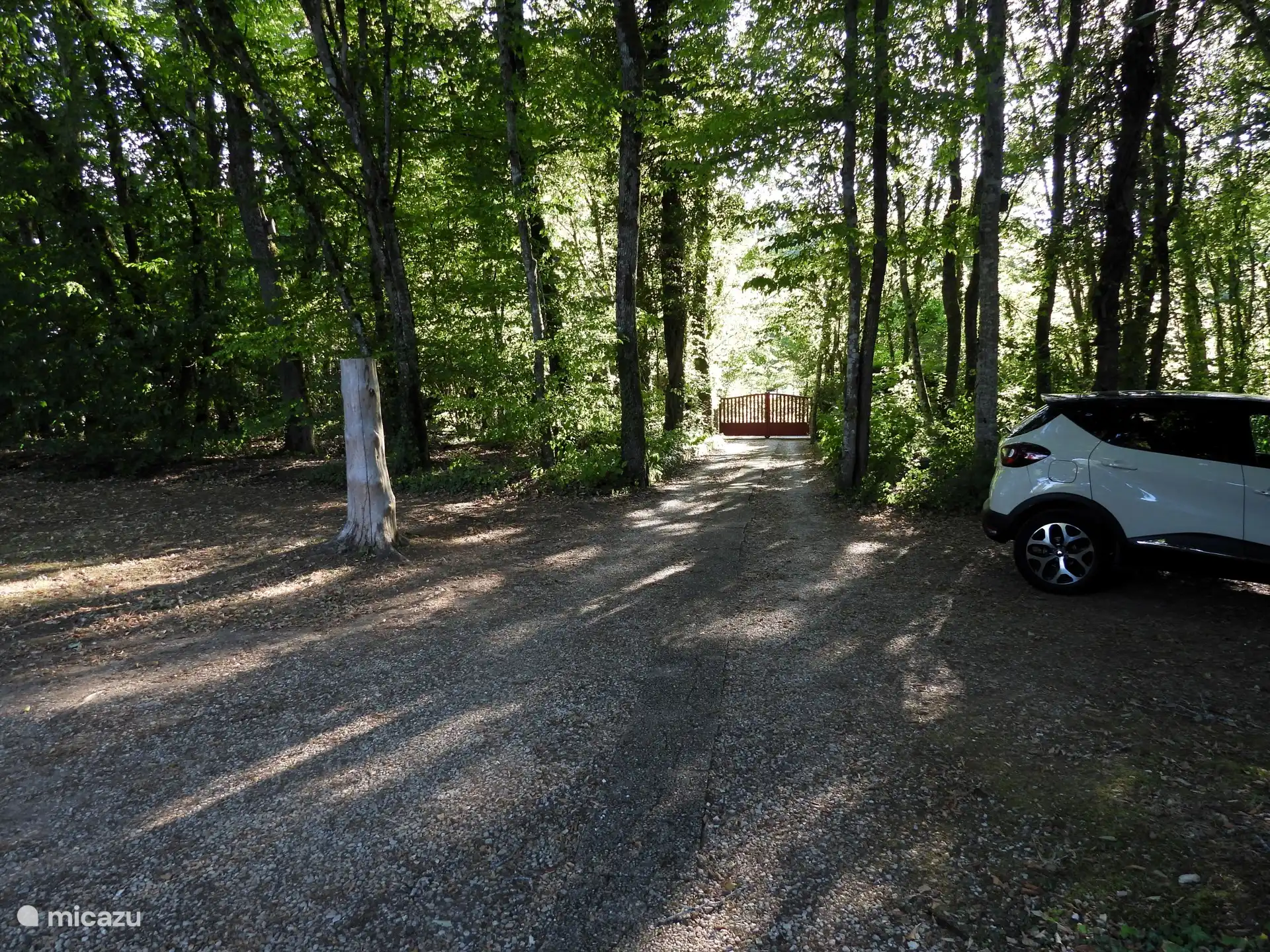 Entrada desde la carretera con aparcamiento privado