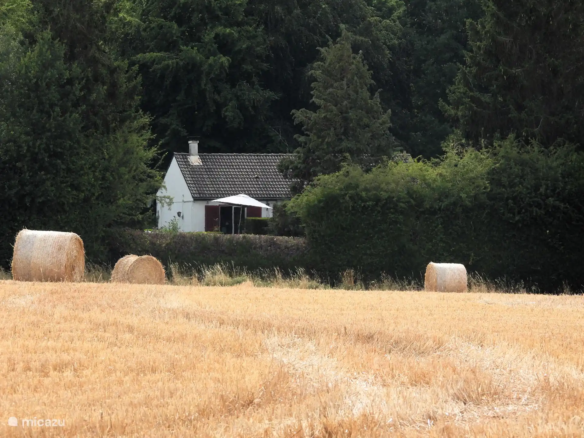 Vista de la casa, desde el campo al otro lado de la calle