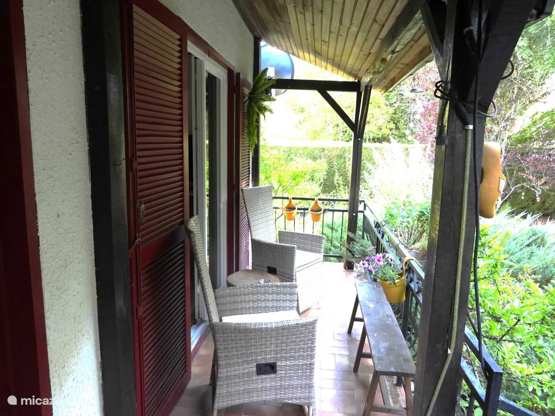 Veranda frente al salón, disfruta del sol de la tarde con vistas al jardín.