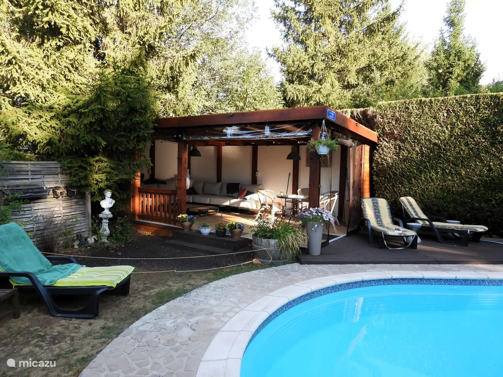 terraza cubierta, una zona sombreada encantadora en el sofá del salón