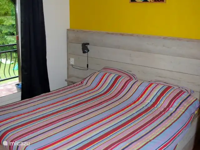 Thury | France, Yonne, Thury - maison de vacances Chambre jaune, lit double 160x200