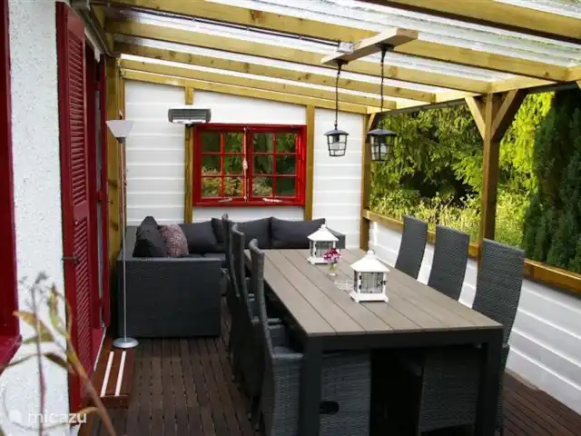 Thury | France, Yonne, Thury - maison de vacances La terrasse couverte avec canapé lounge et une autre table à manger pour 6 personnes.