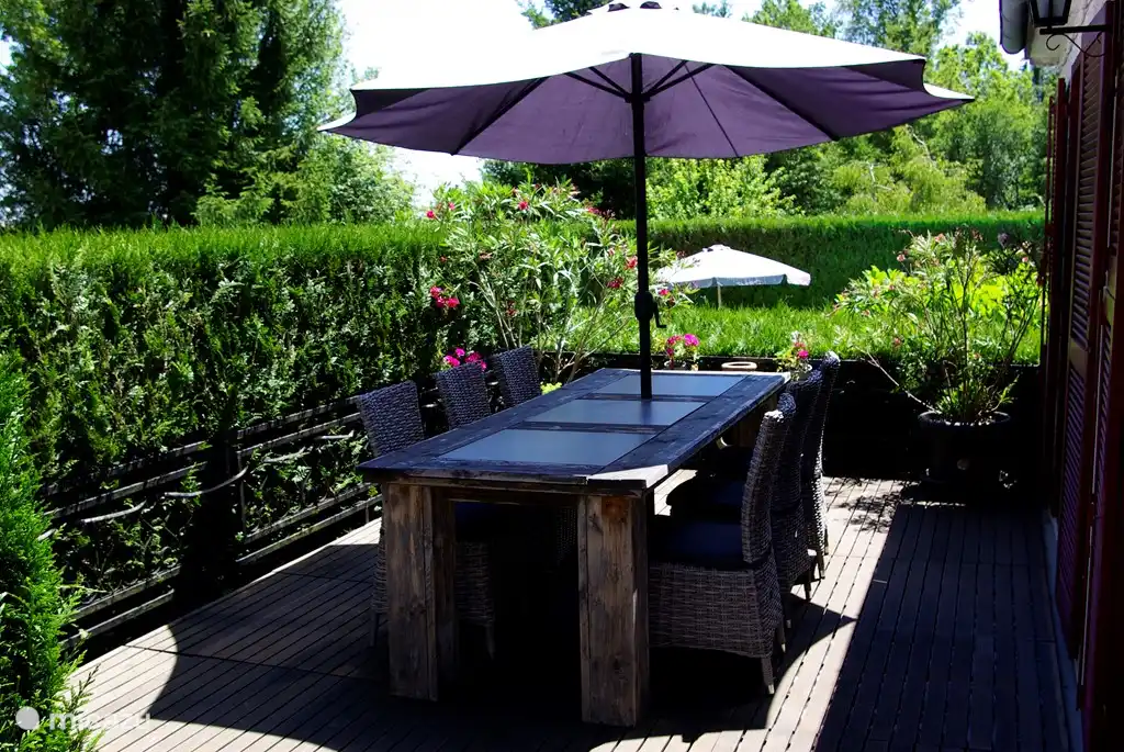 Terrasse à l'arrière de la maison au soleil du matin.