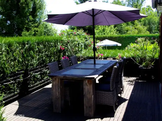 Thury | France, Yonne, Thury - maison de vacances Terrasse à l'arrière de la maison au soleil du matin.