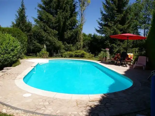 Thury | France, Yonne, Thury - maison de vacances Piscine privée chauffée de 5 x 10 mètres avec terrasse et transats.