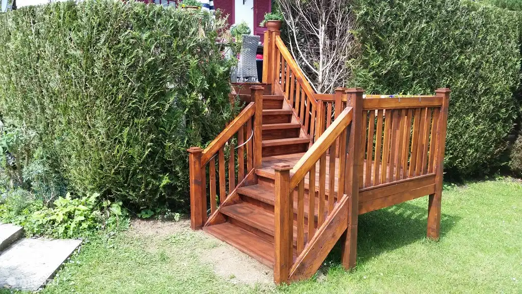 Escaliers de la terrasse à la piscine