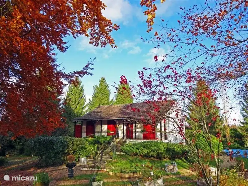 Une vue de la maison en automne, même alors il fait beau à Thury.