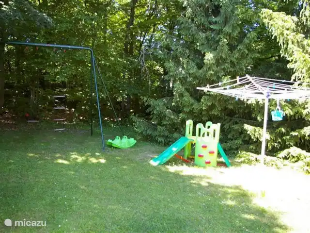 Thury | France, Yonne, Thury - maison de vacances Aire de jeux pour enfants et corde à linge rotative.