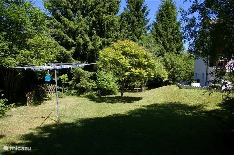 Aire de jeux et corde à linge rotative.