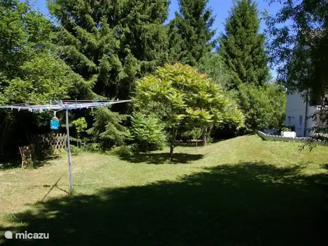 Thury | France, Yonne, Thury - maison de vacances Aire de jeux et corde à linge rotative.