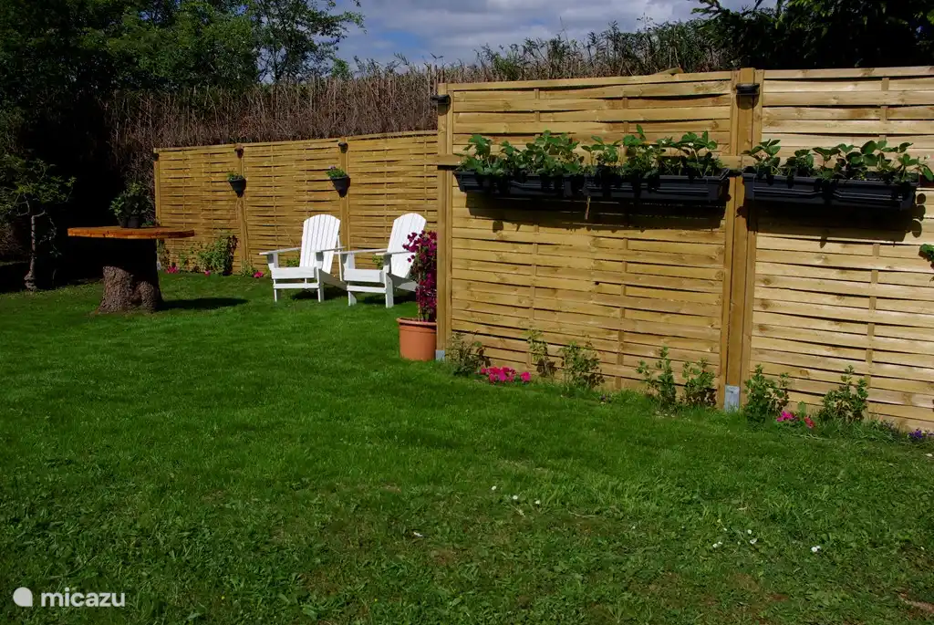 pelouse donnant sur le jardin et la piscine avec le soleil jusqu'au soir.