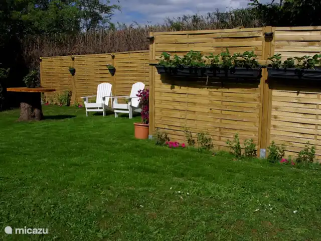Thury | France, Yonne, Thury - maison de vacances pelouse donnant sur le jardin et la piscine avec le soleil jusqu'au soir.
