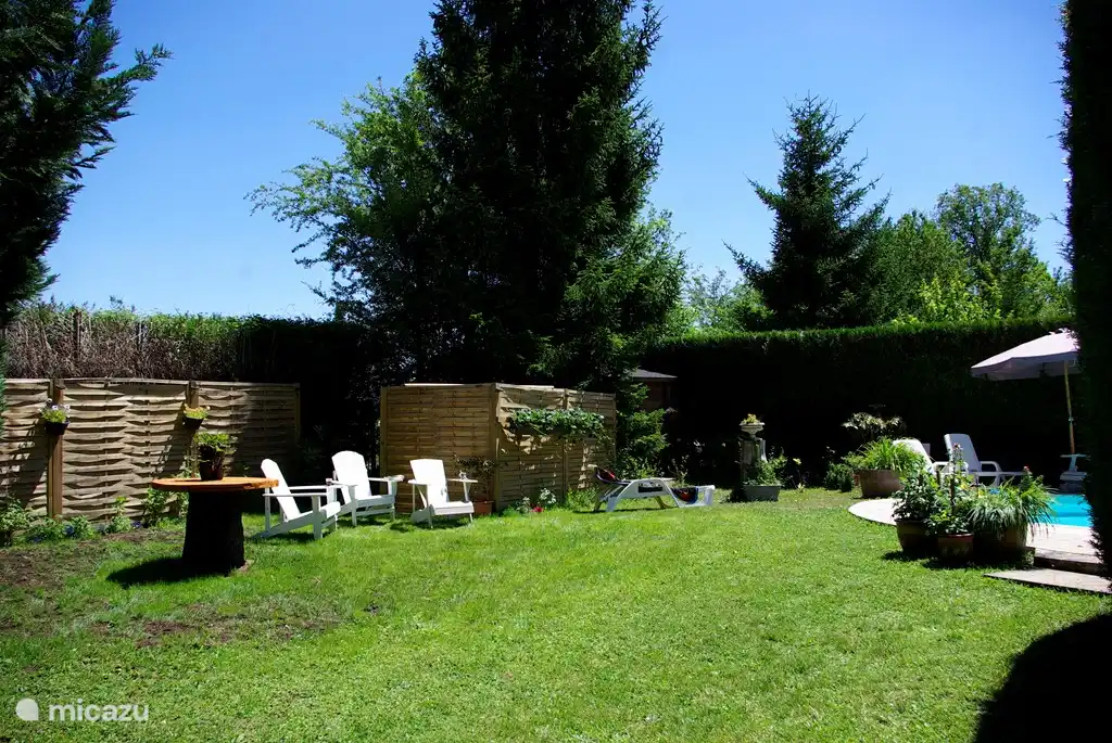 Le solarium au bord de la piscine