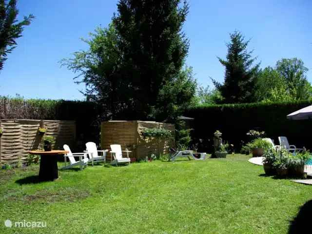 Thury | France, Yonne, Thury - maison de vacances Le solarium au bord de la piscine