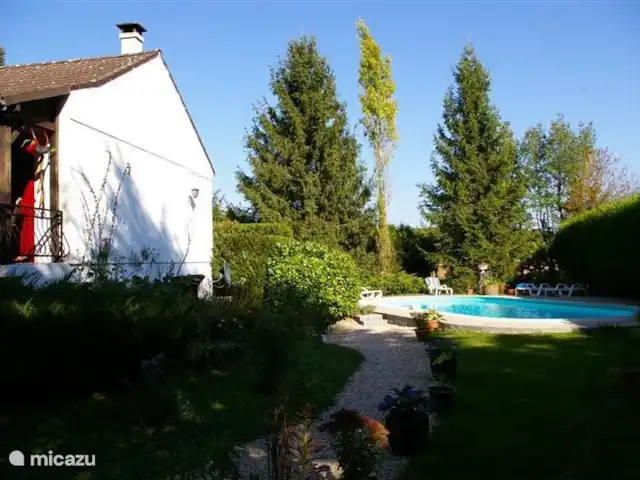 Thury | France, Yonne, Thury - maison de vacances photo d'ensemble de la maison-jardin-piscine.