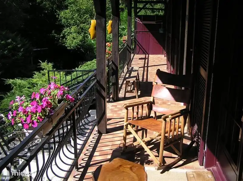 Une véranda sur toute la longueur de la façade de la maison. Charmant pour se détendre au soleil du soir dans les chaises berçantes.