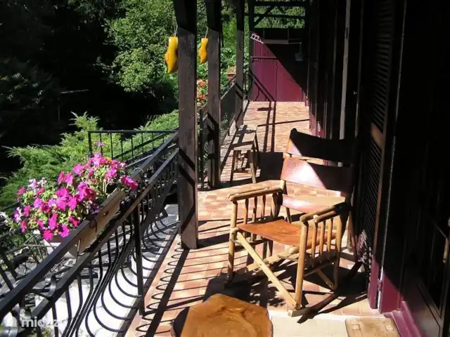 Thury | France, Yonne, Thury - maison de vacances Une véranda sur toute la longueur de la façade de la maison. Charmant pour se détendre au soleil du soir dans les chaises berçantes.