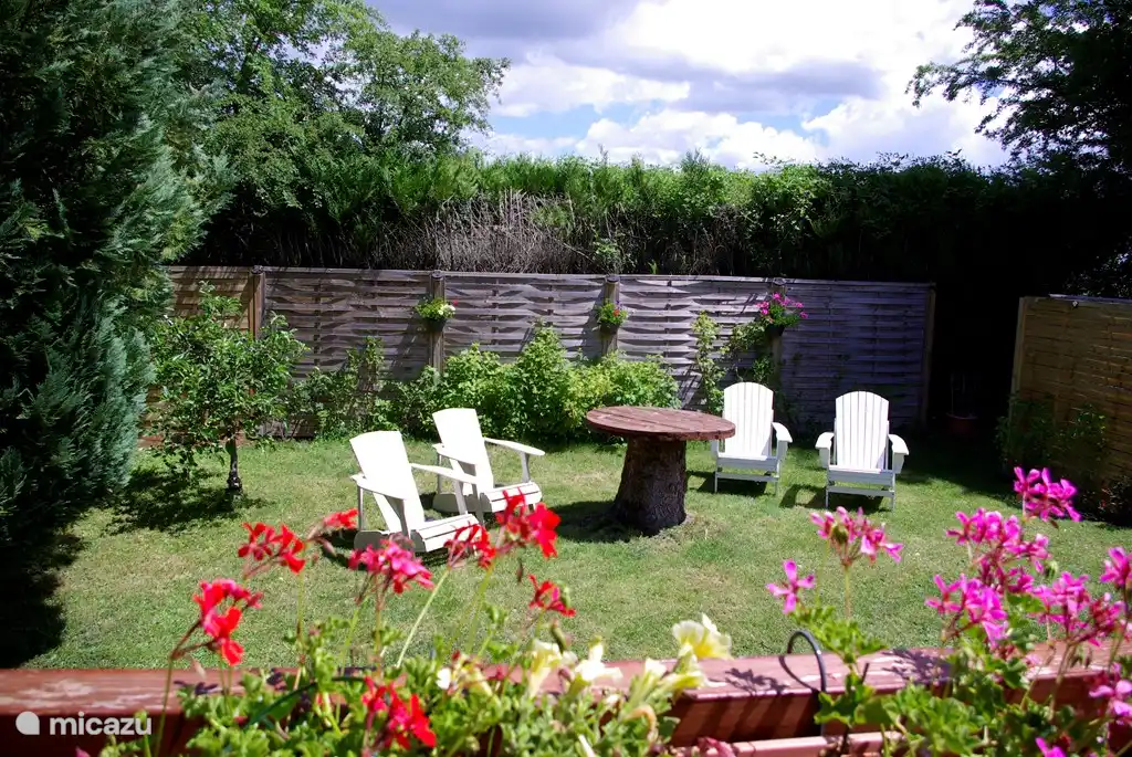 Bain de soleil près de la piscine