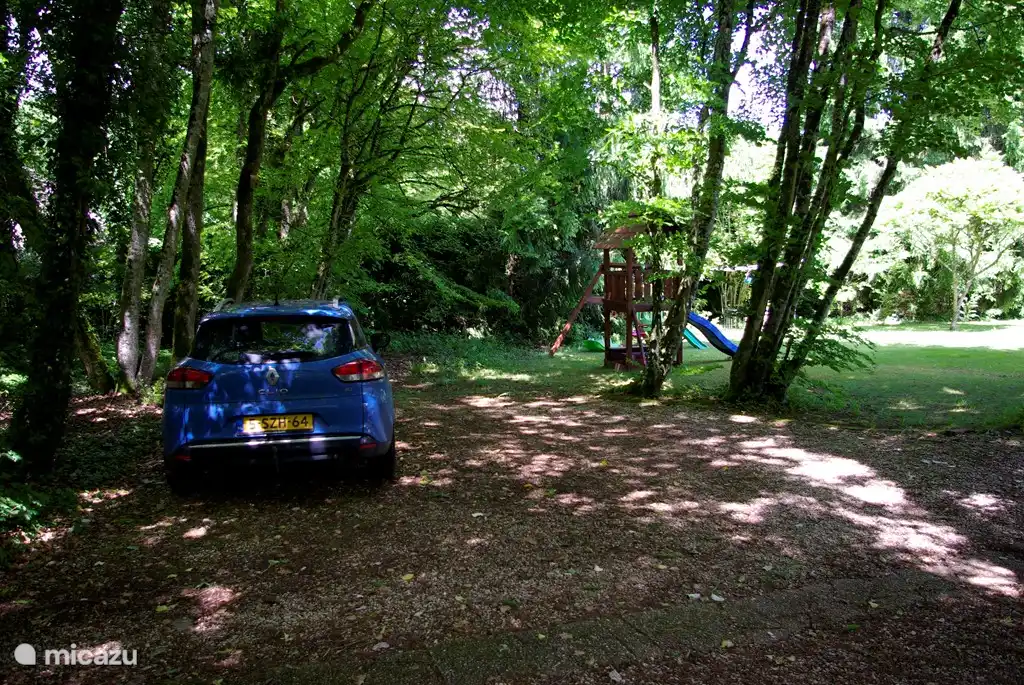 Stationnement pour 2 voitures sur la propriété