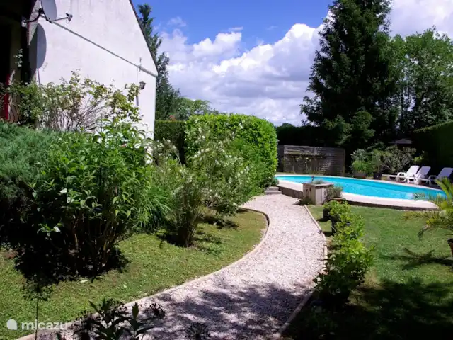 Thury | France, Yonne, Thury - maison de vacances Allée de jardin vers garage et piscine