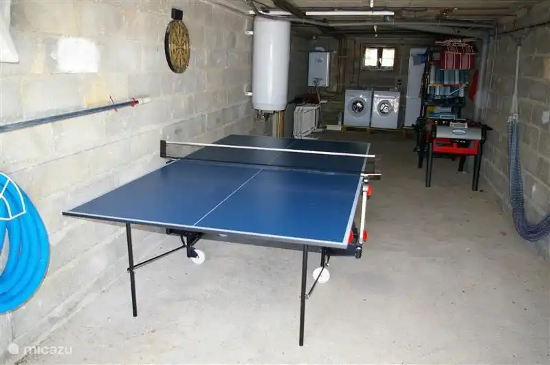 En plus du lave-linge et du sèche-linge, le garage dispose également d'un terrain de football et d'une table de ping-pong.