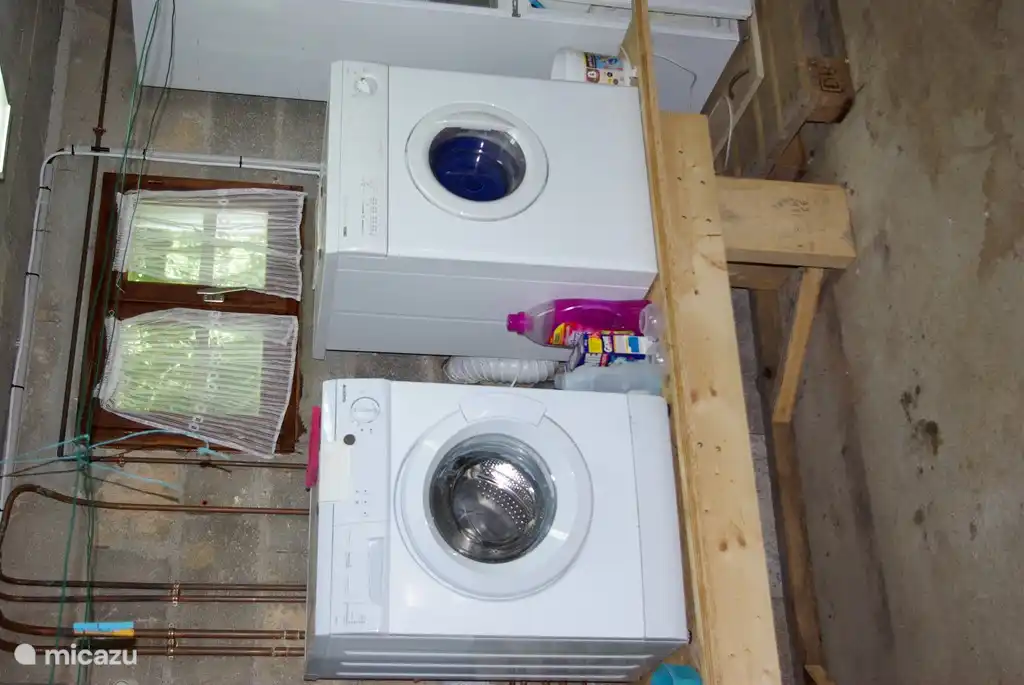 Machine à laver et sèche-linge à disposition