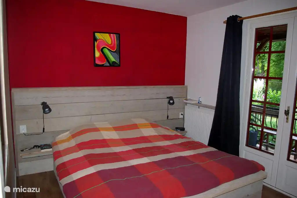 Chambre rouge, lit double 180x200