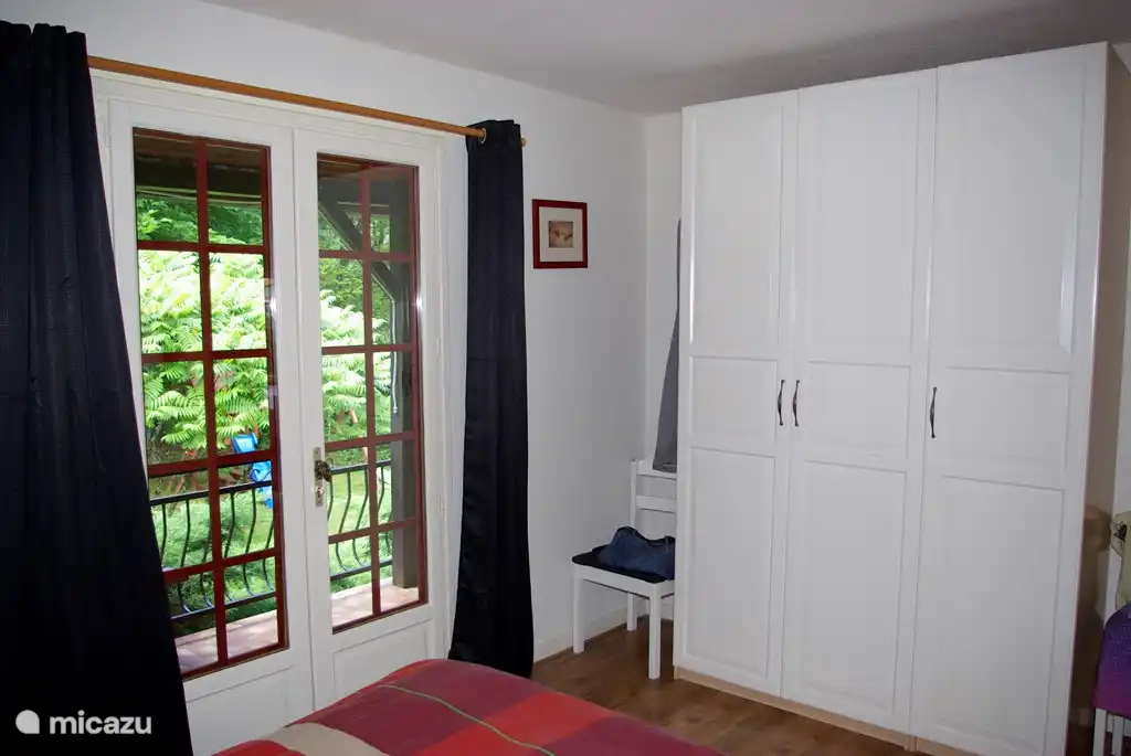 Chambre rouge, placard de rangement spacieux