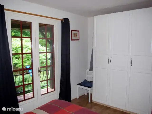 Thury | France, Yonne, Thury - maison de vacances Chambre rouge, placard de rangement spacieux