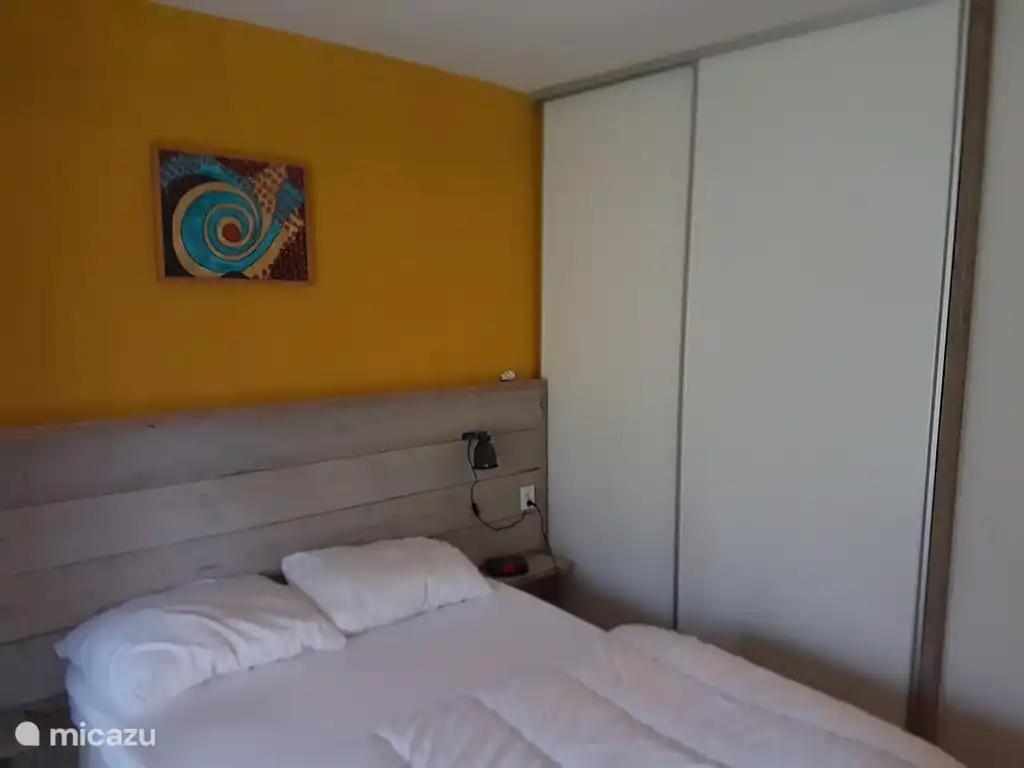 Chambre jaune, armoire à portes coulissantes