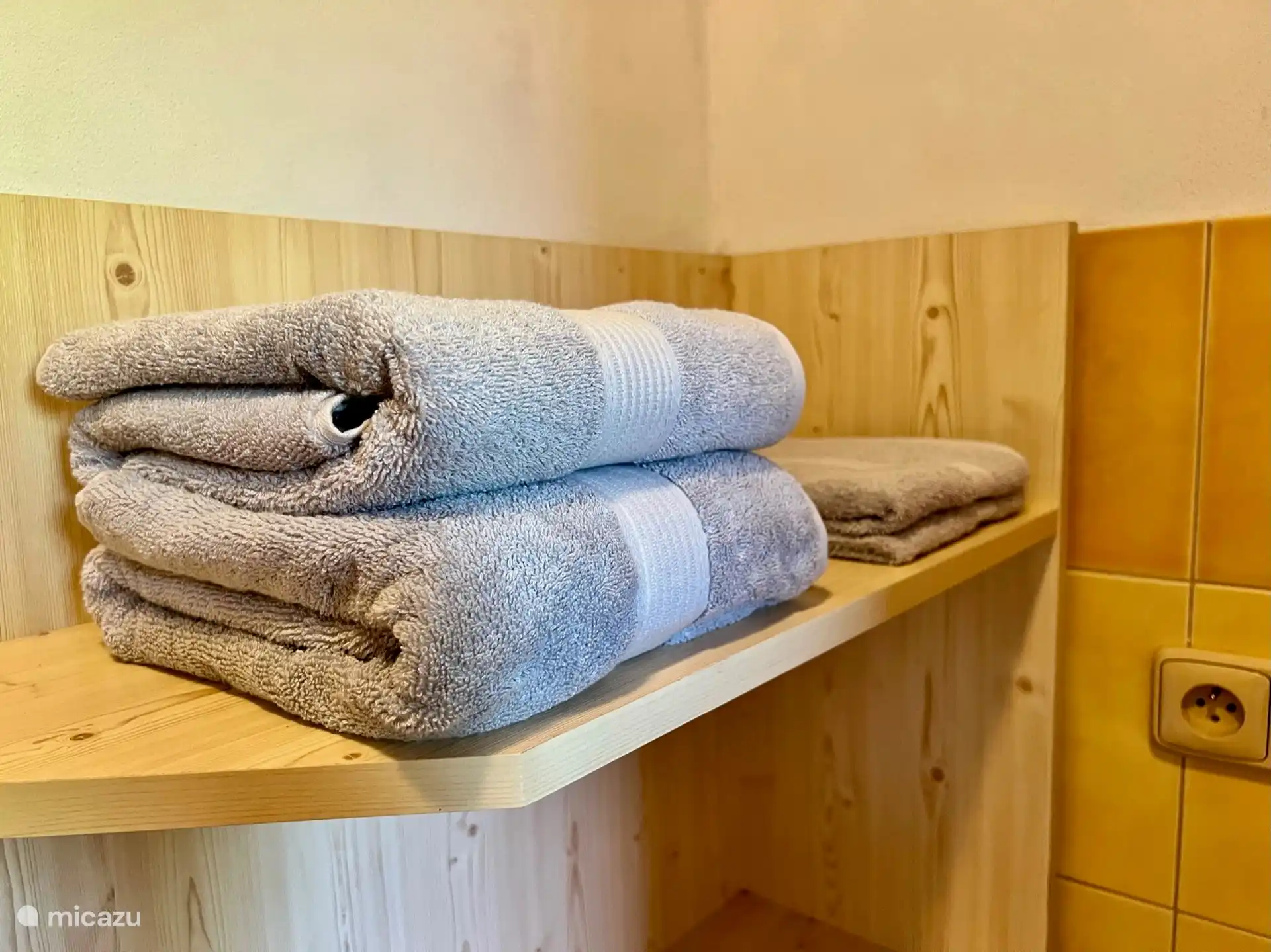 Recibirás un juego de toallas por persona. Toalla de visita, toalla de ducha y toalla de baño.