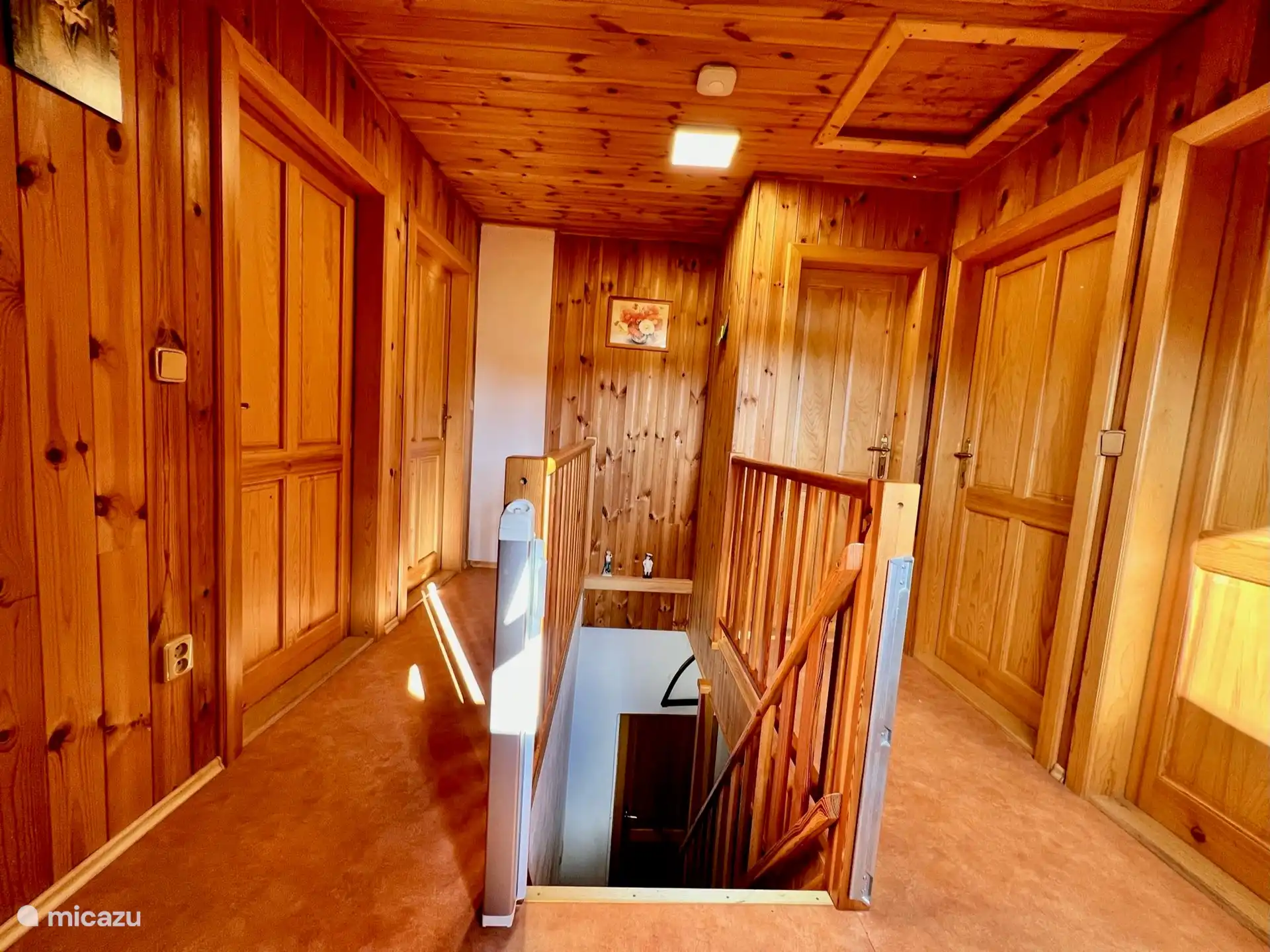 el rellano de arriba con 4 puertas a los dormitorios y 1 aseo separado en la planta superior