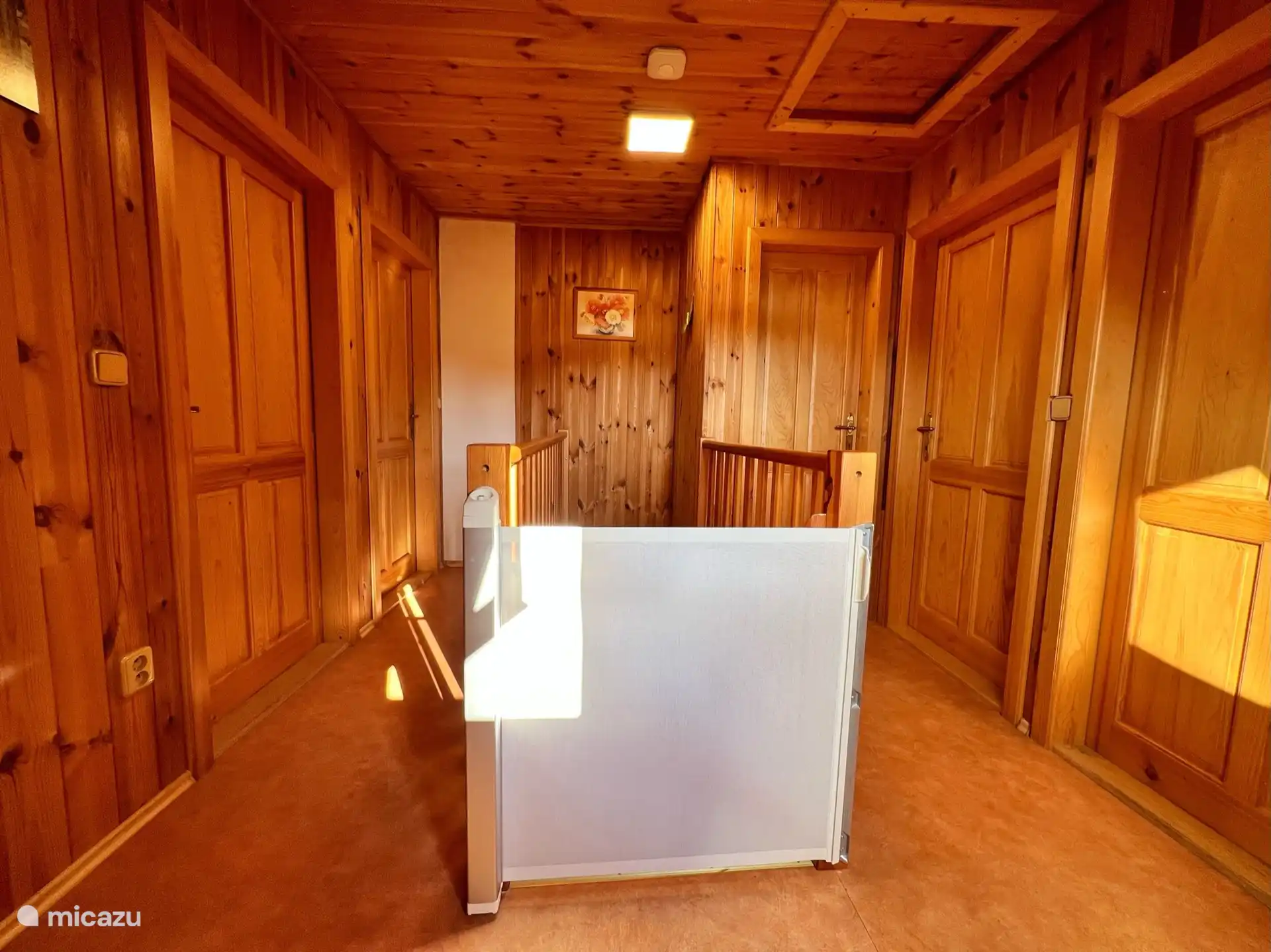 También se ha tenido en cuenta la seguridad de los niños pequeños, mediante una puerta de escalera