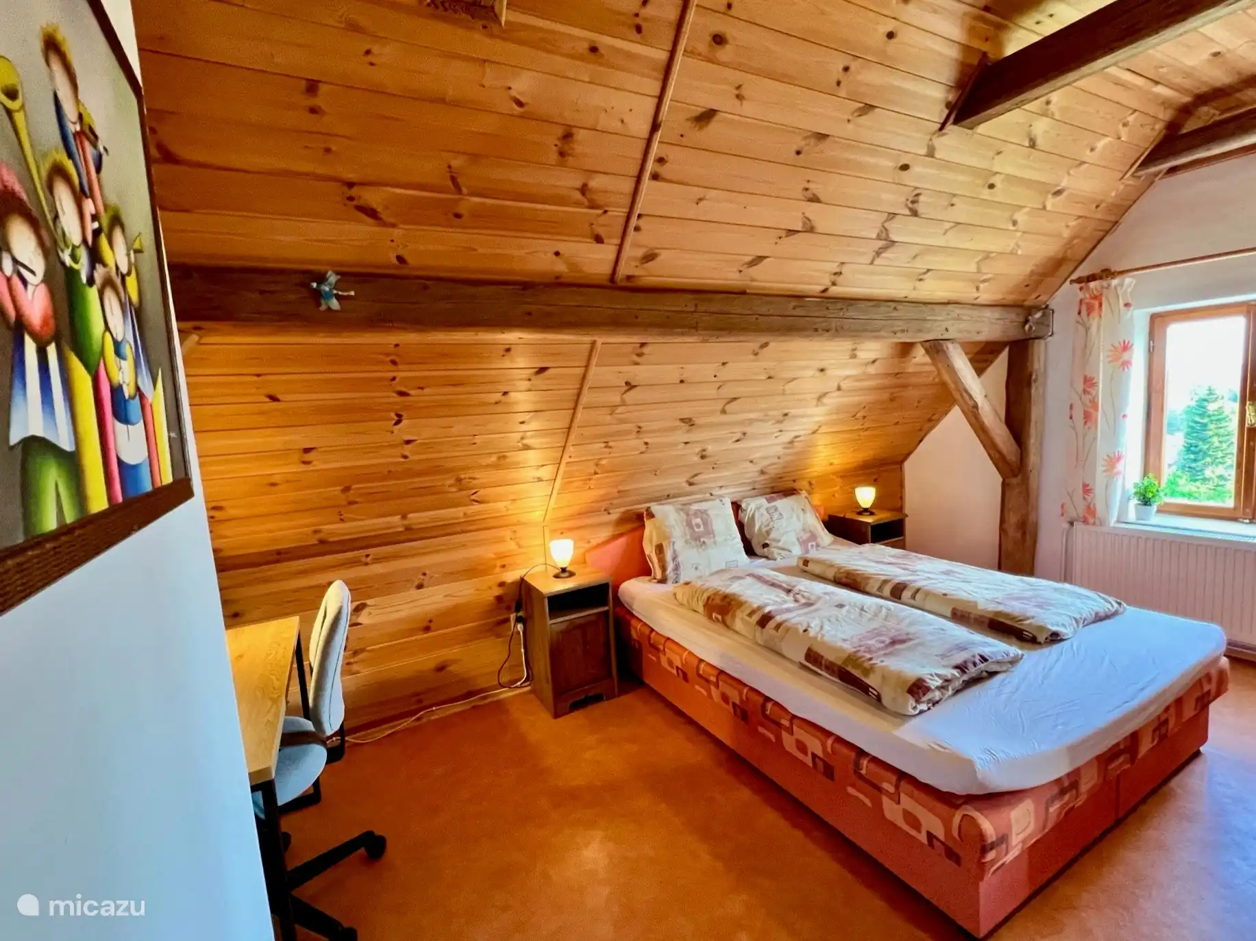 Amplio dormitorio principal con posibilidad de trabajar en el escritorio. También hay una cuna que es muy fácil de colocar aquí.