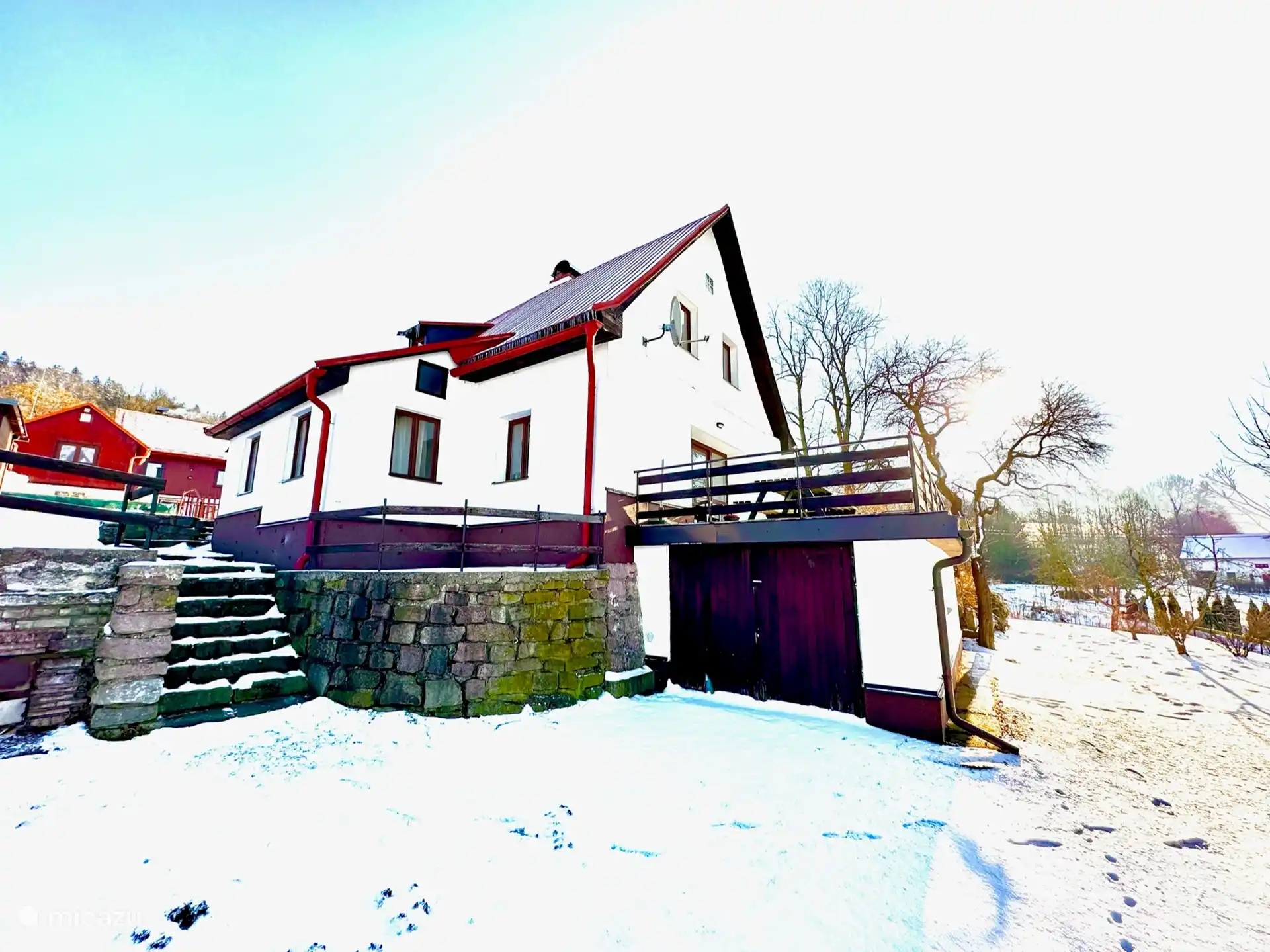 la casa en invierno, con el garaje privado en la planta baja de la casa