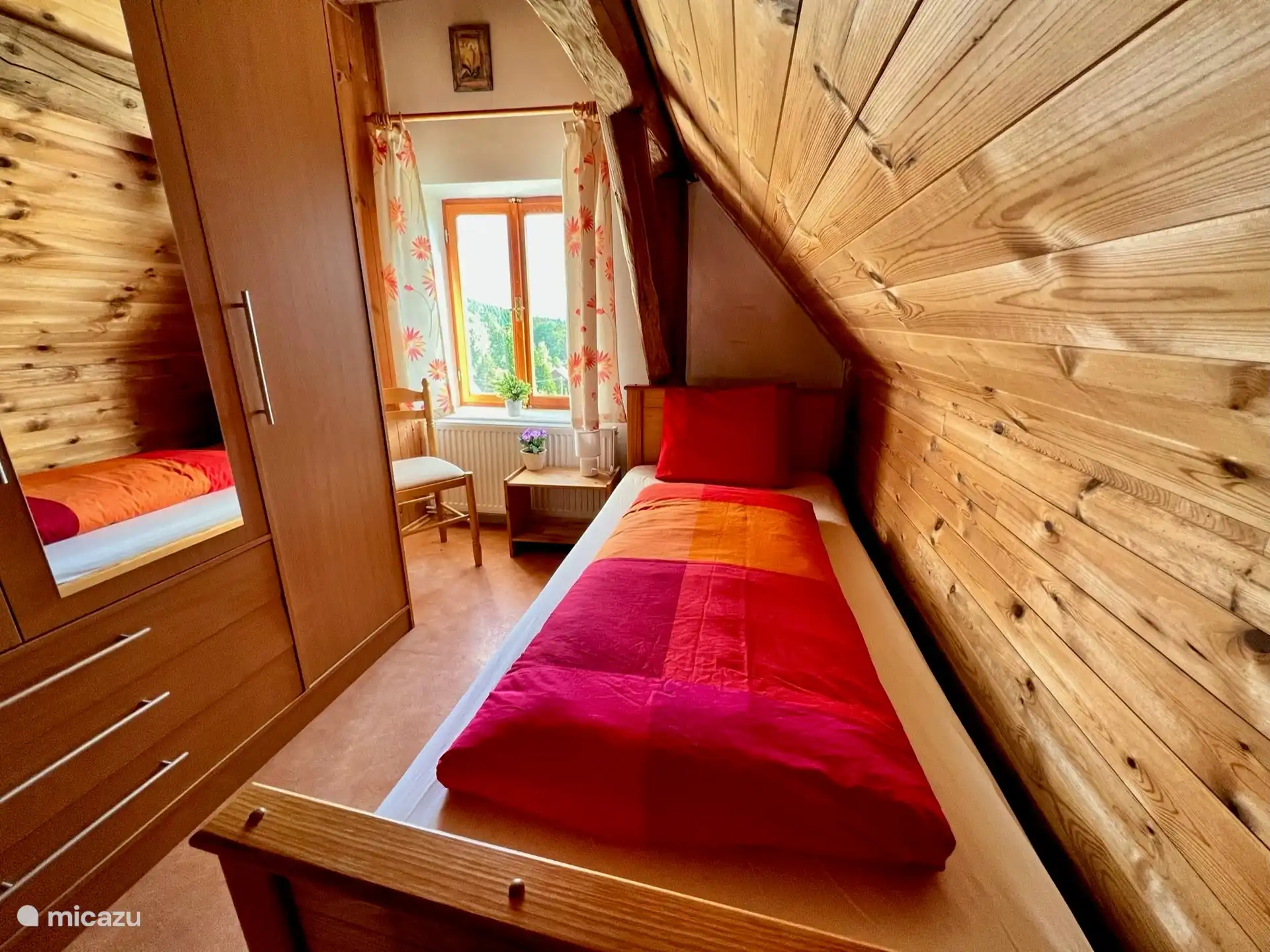 Dormitorio de 2 camas individuales con armario para guardar la ropa