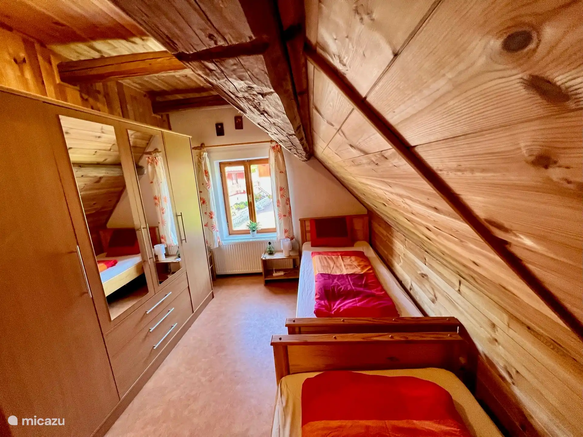 Total 4 dormitorios y este dormitorio también tiene 2 camas individuales