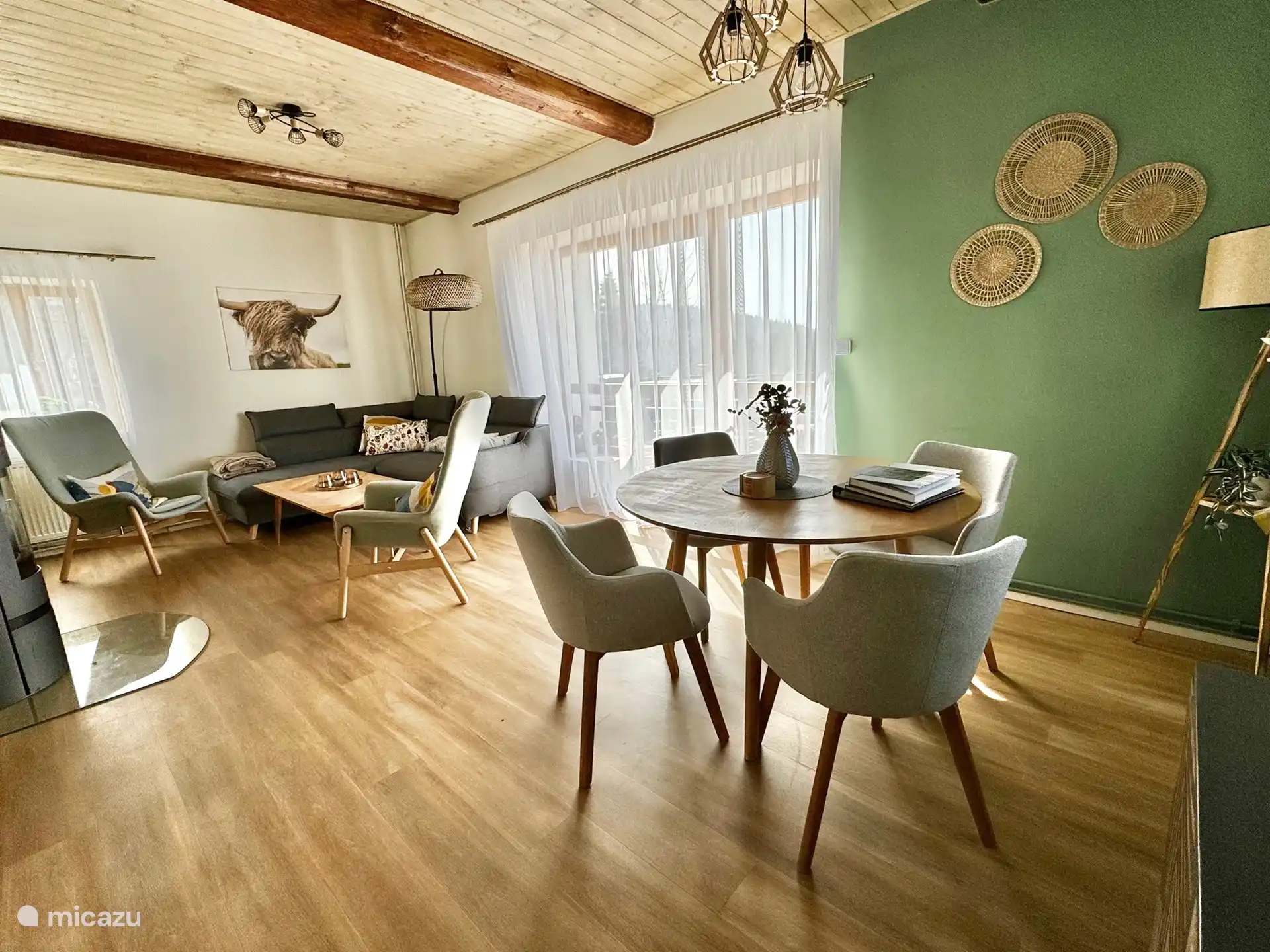 La sala de estar con una gran sala de estar y posibilidad de comer en la mesa redonda. Desde la sala de estar se accede directamente al balcón/terraza