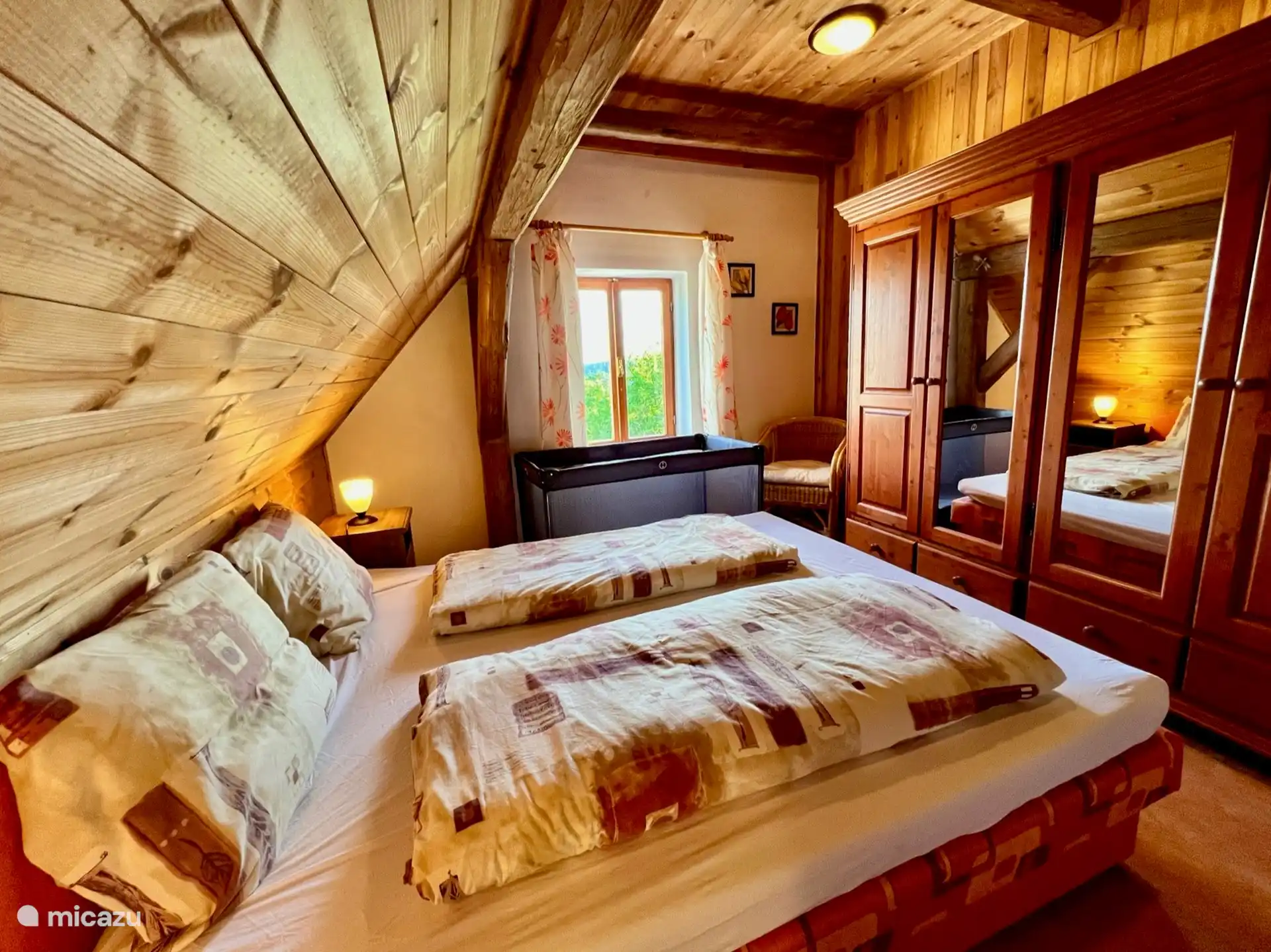 Dormitorio con vistas al valle y cuna