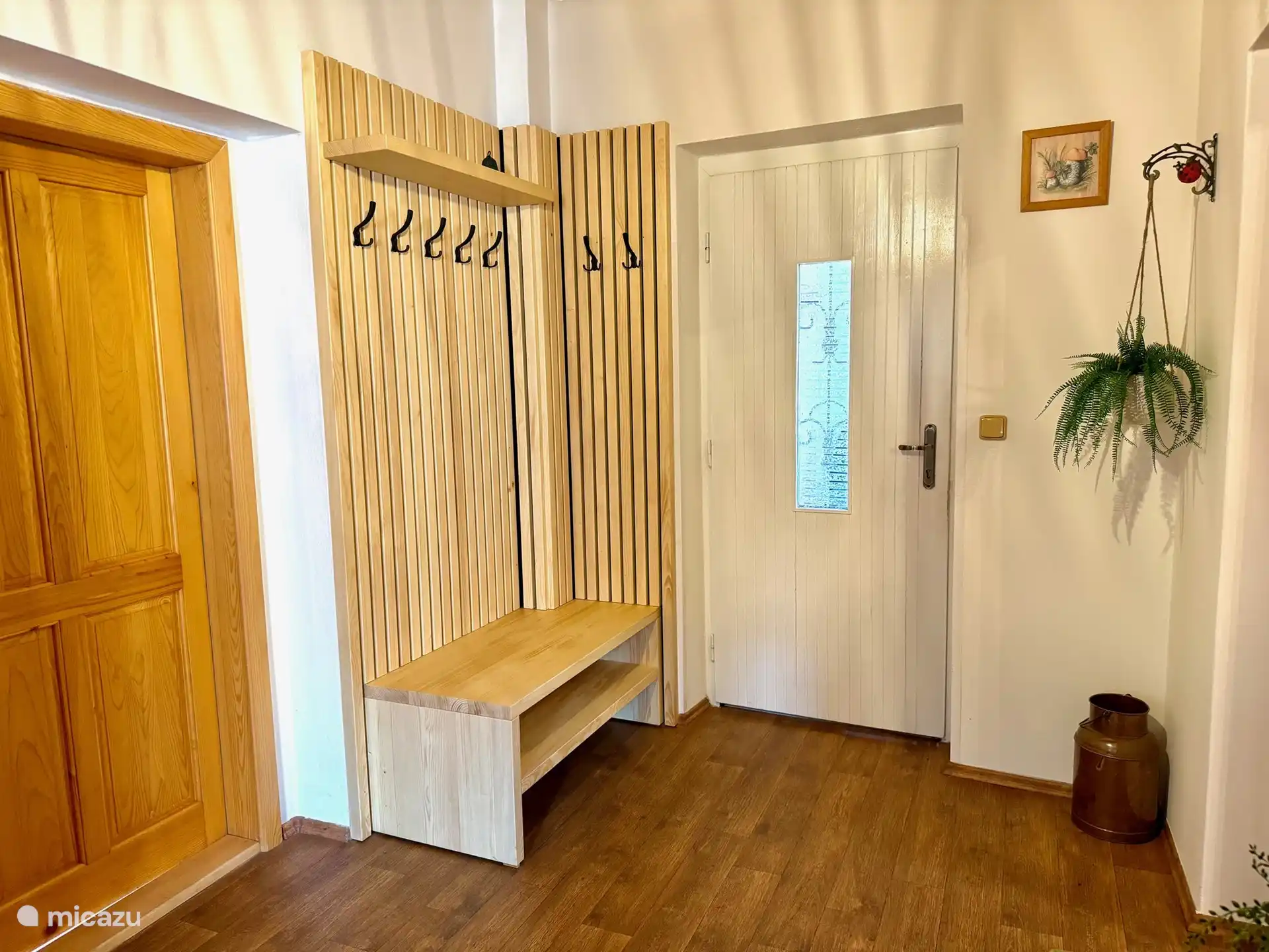 El perchero en el pasillo de la planta baja