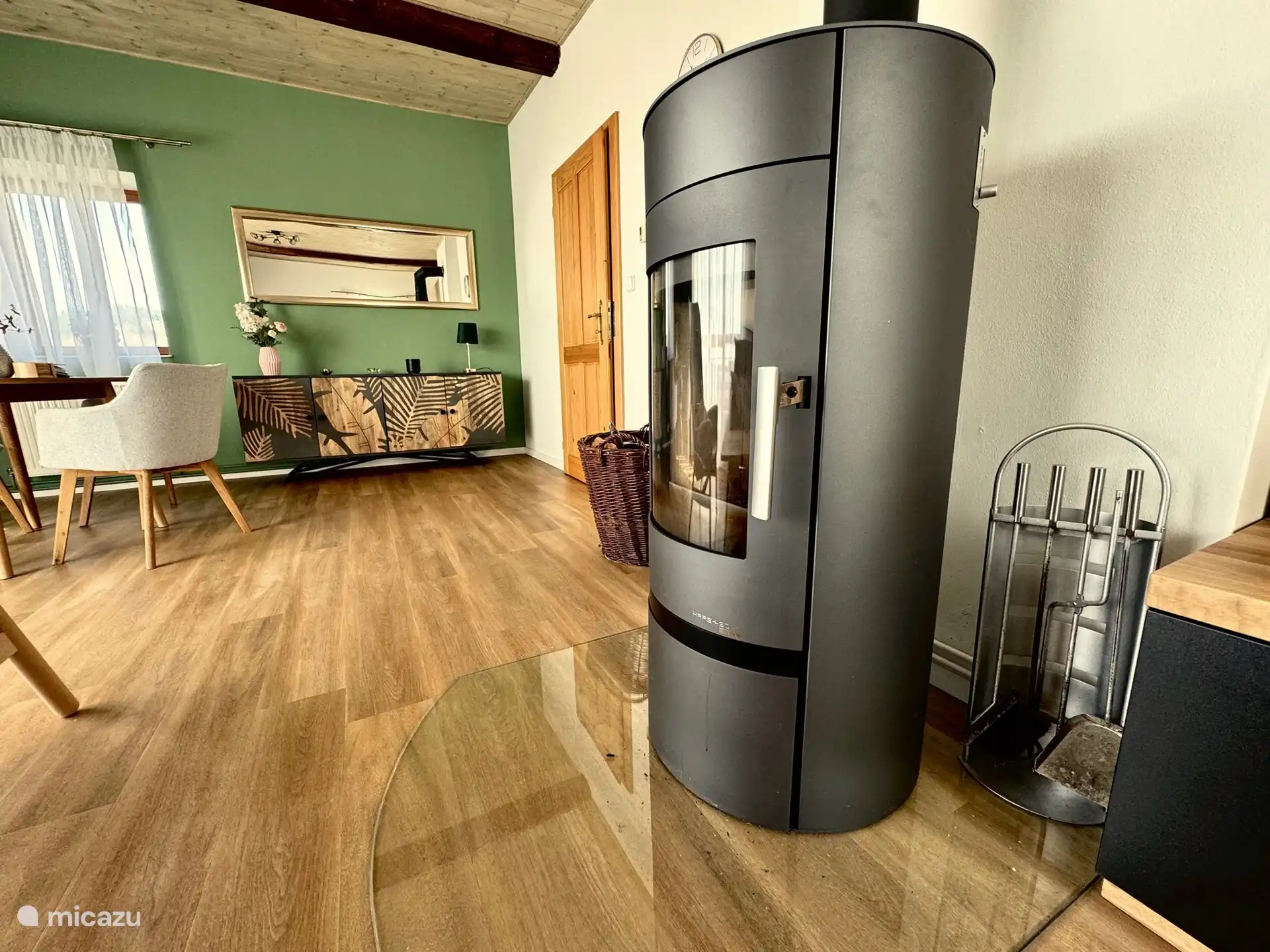 La estufa moderna, que regula la temperatura en la sala de estar