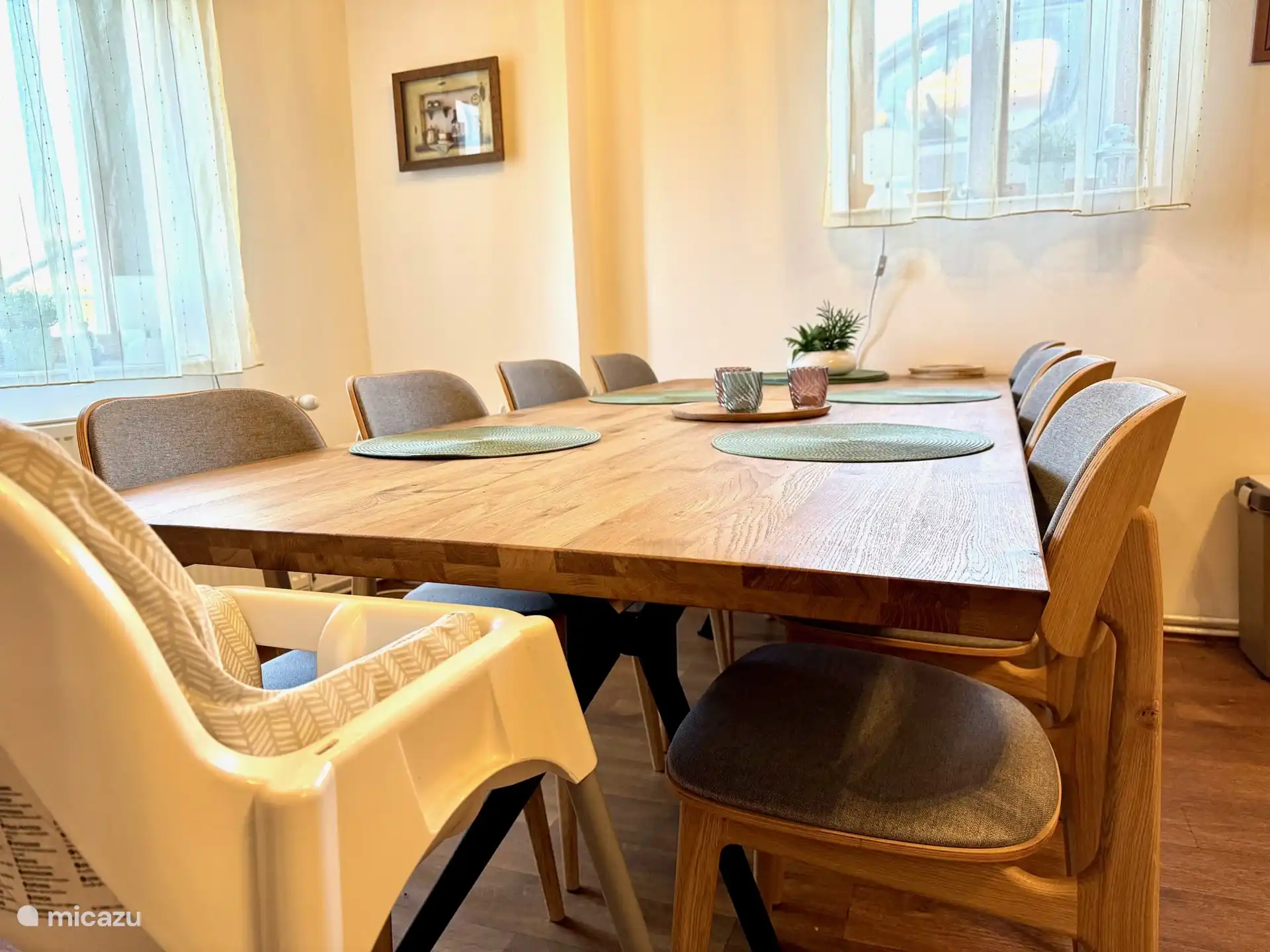 mesa de comedor con trona