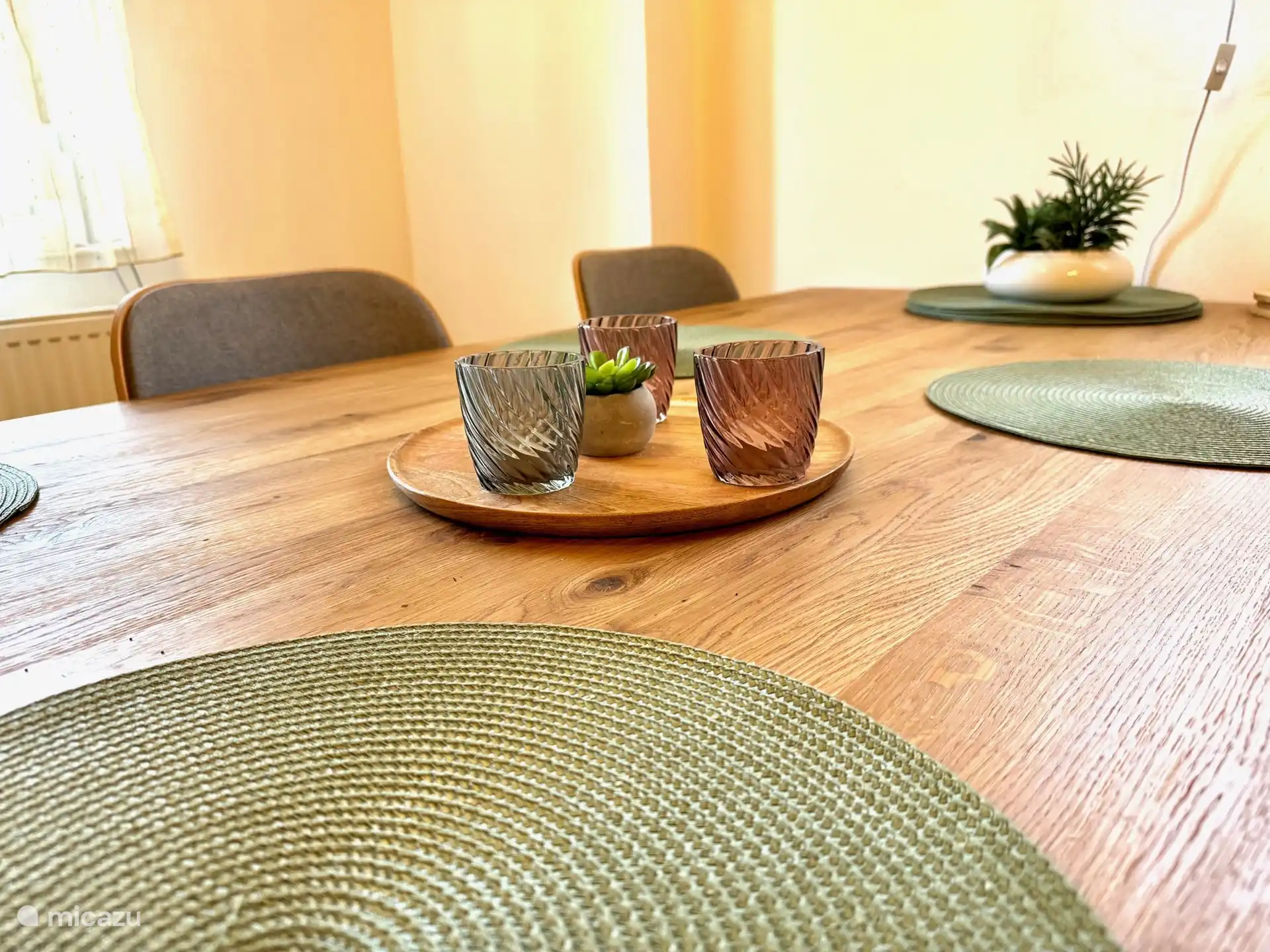 Mesa de comedor con velas en la mesa