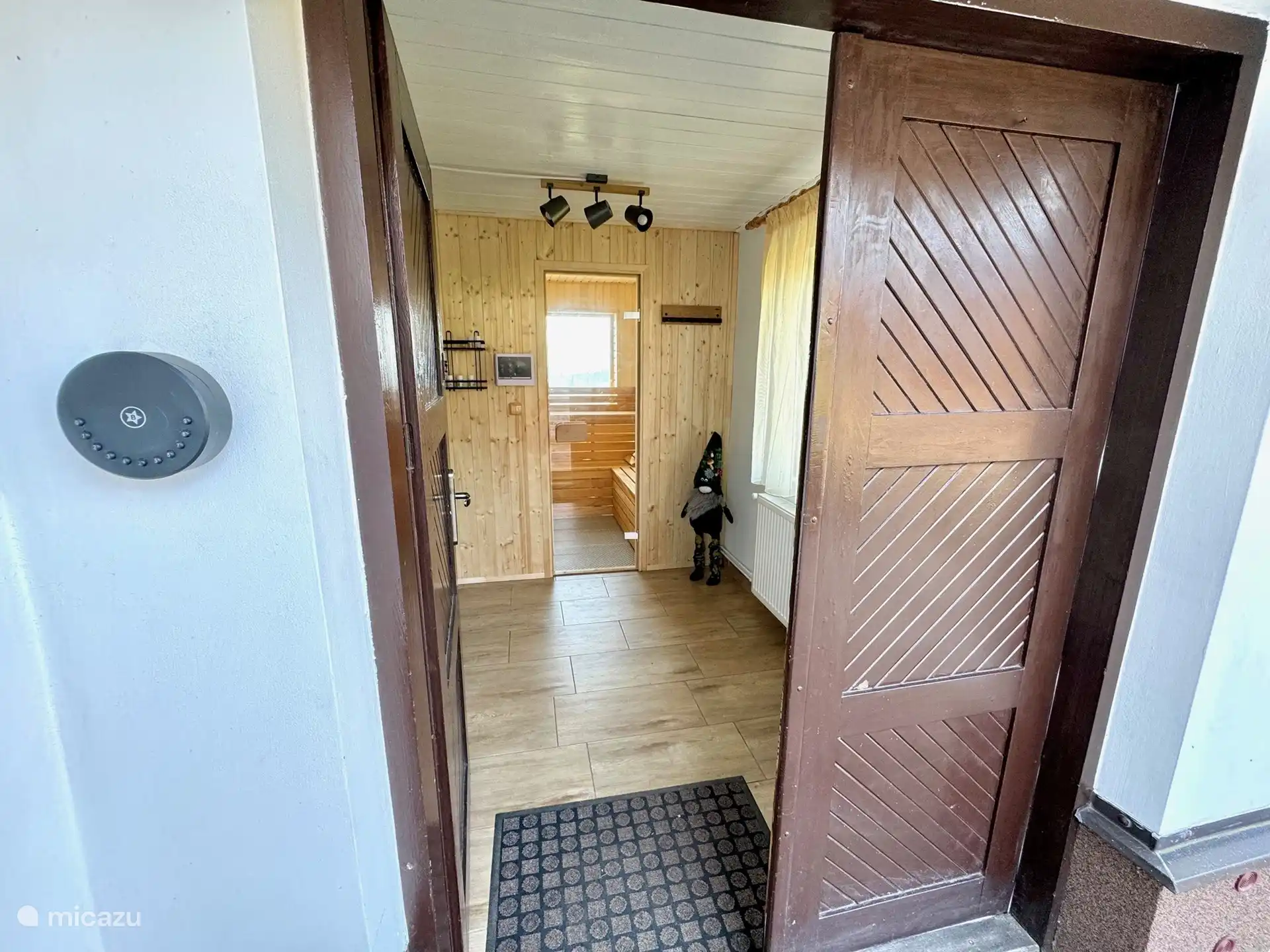 Entrada con vistas a la sauna y al cristal panorámico