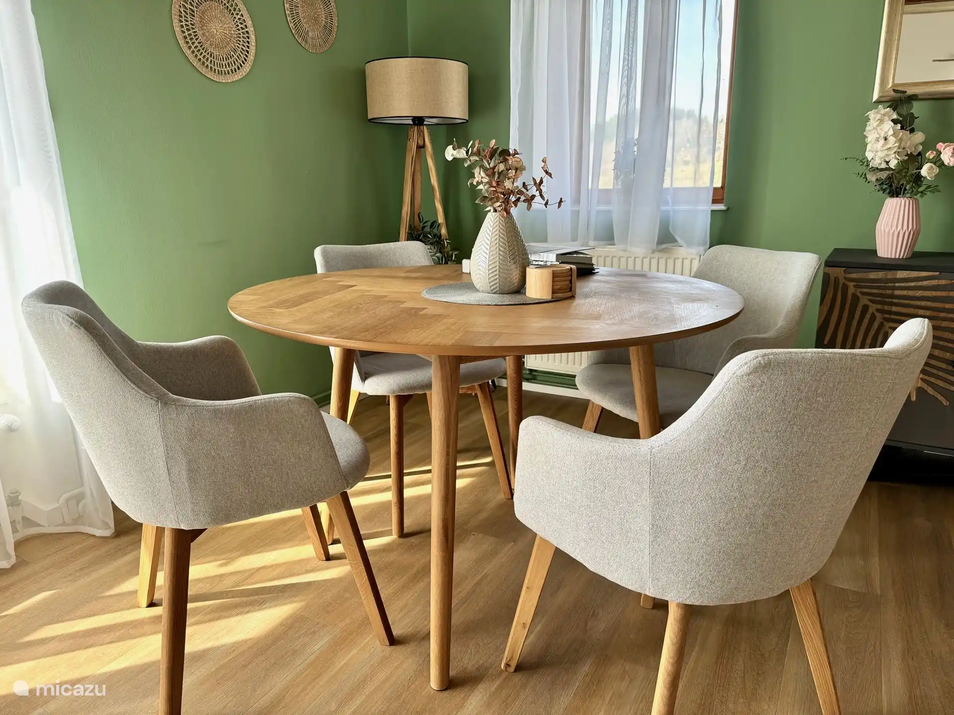 mesa de comedor en la sala de estar