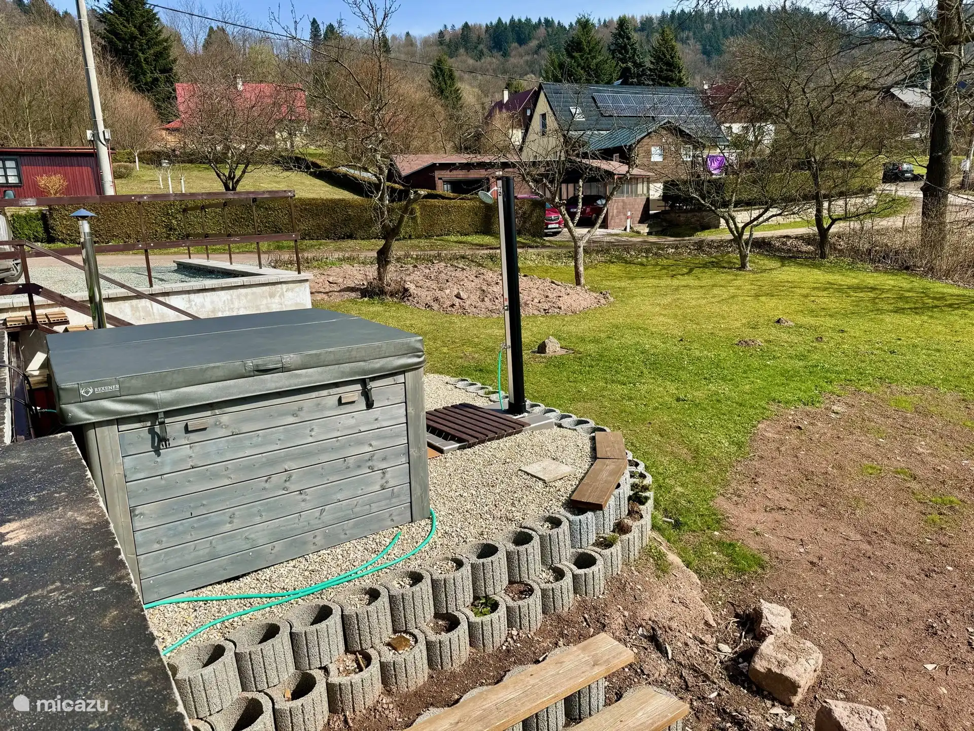 La bañera de hidromasaje en el jardín se puede reservar extra