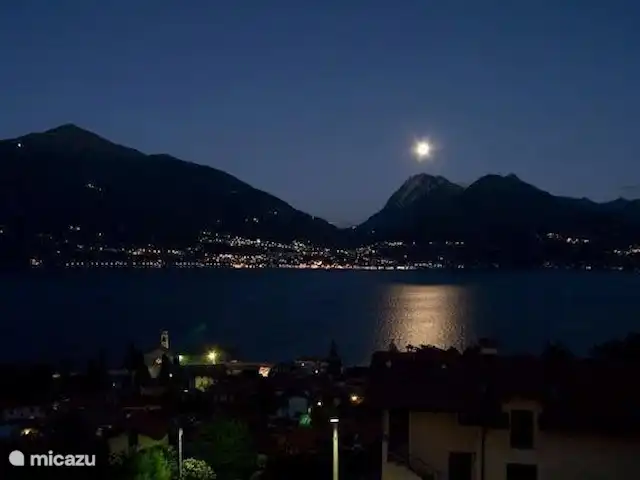 Location de Vacances Italie, Lac de Côme, Menaggio, appartement - Résidence Romana La belle vue depuis le balcon le soir, au clair de lune.
