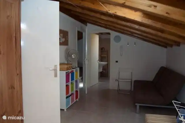 Das geräumige Landung auf dem Dachboden, mit Bett und Schrank.