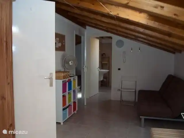 Location de Vacances Italie, Lac de Côme, Menaggio, appartement - Résidence Romana Le palier spacieux dans le grenier, avec canapé-lit et armoire.